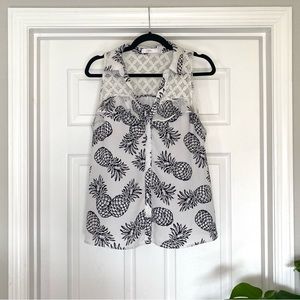 Women’s Black and White Pineapple Print Sleeveless Button Down Blouse EUC